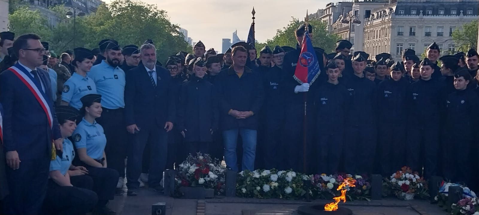Cadets lors du ravivage de la flamme du Soldat inconnu à Paris