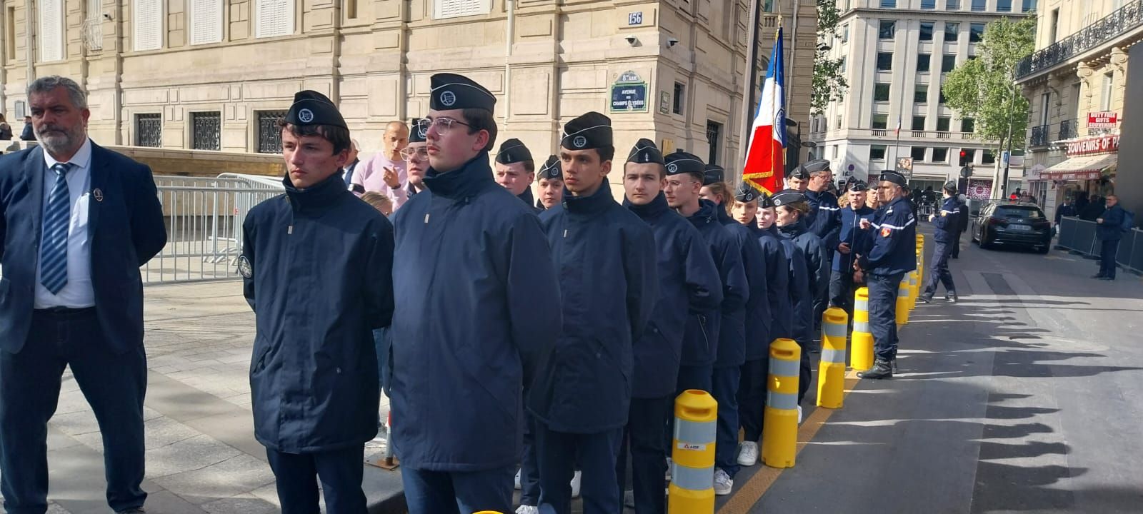 Cadets alignés sur les Champs-Élysées