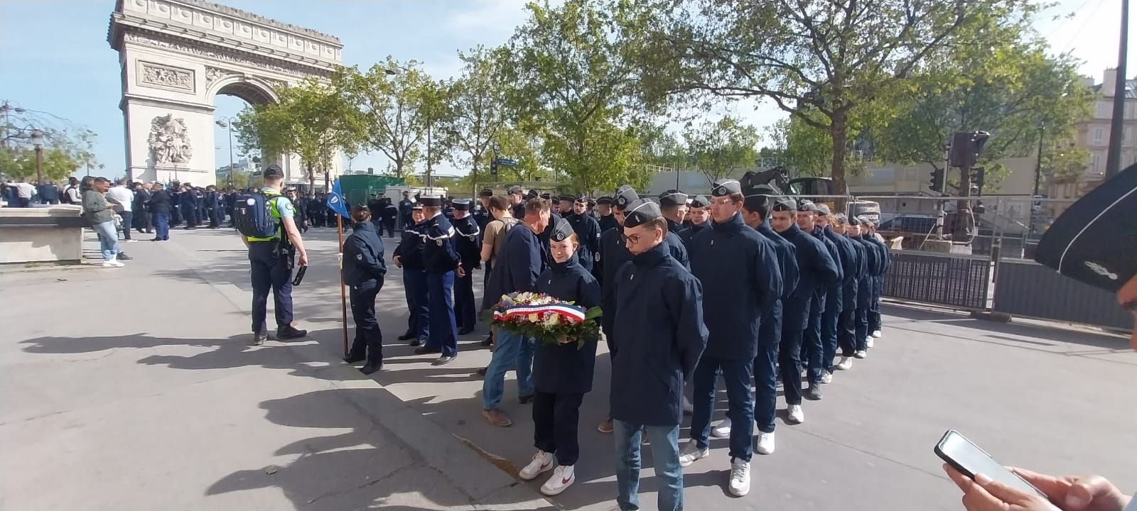 Dépôt de gerbe sur les Champs-Élysées
