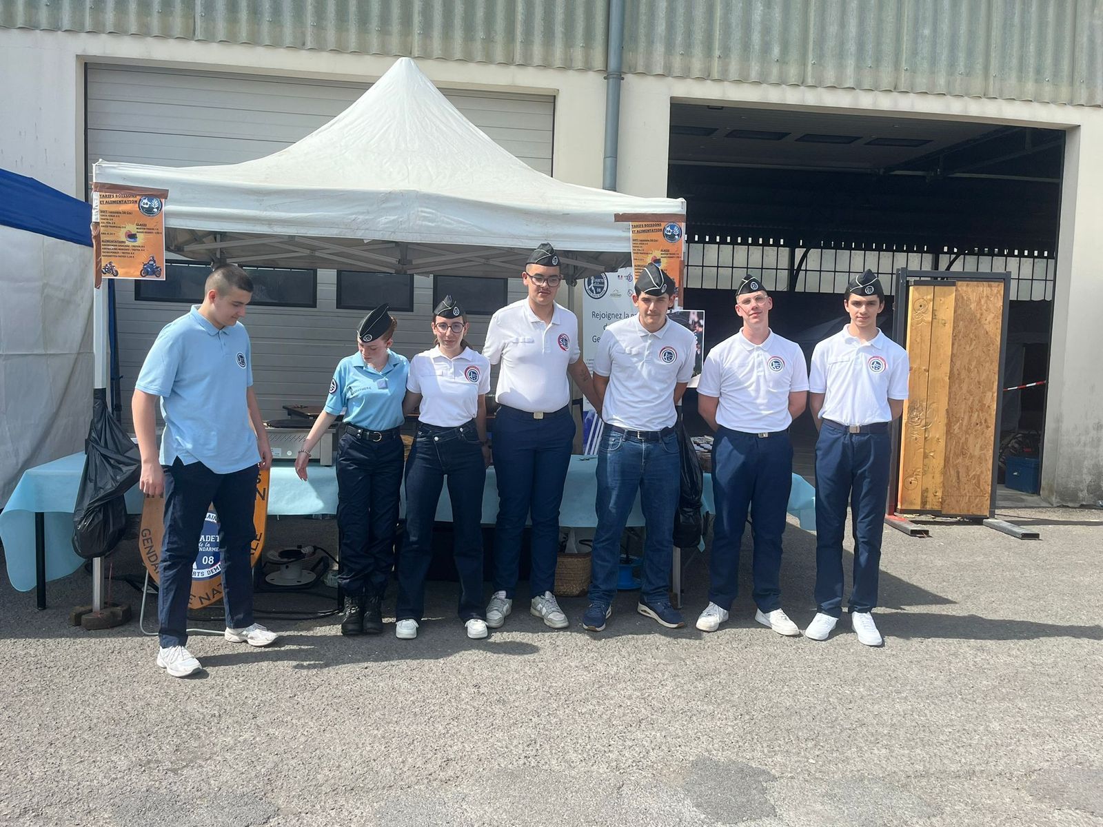 Cadets tenant un stand lors d'une manifestation locale