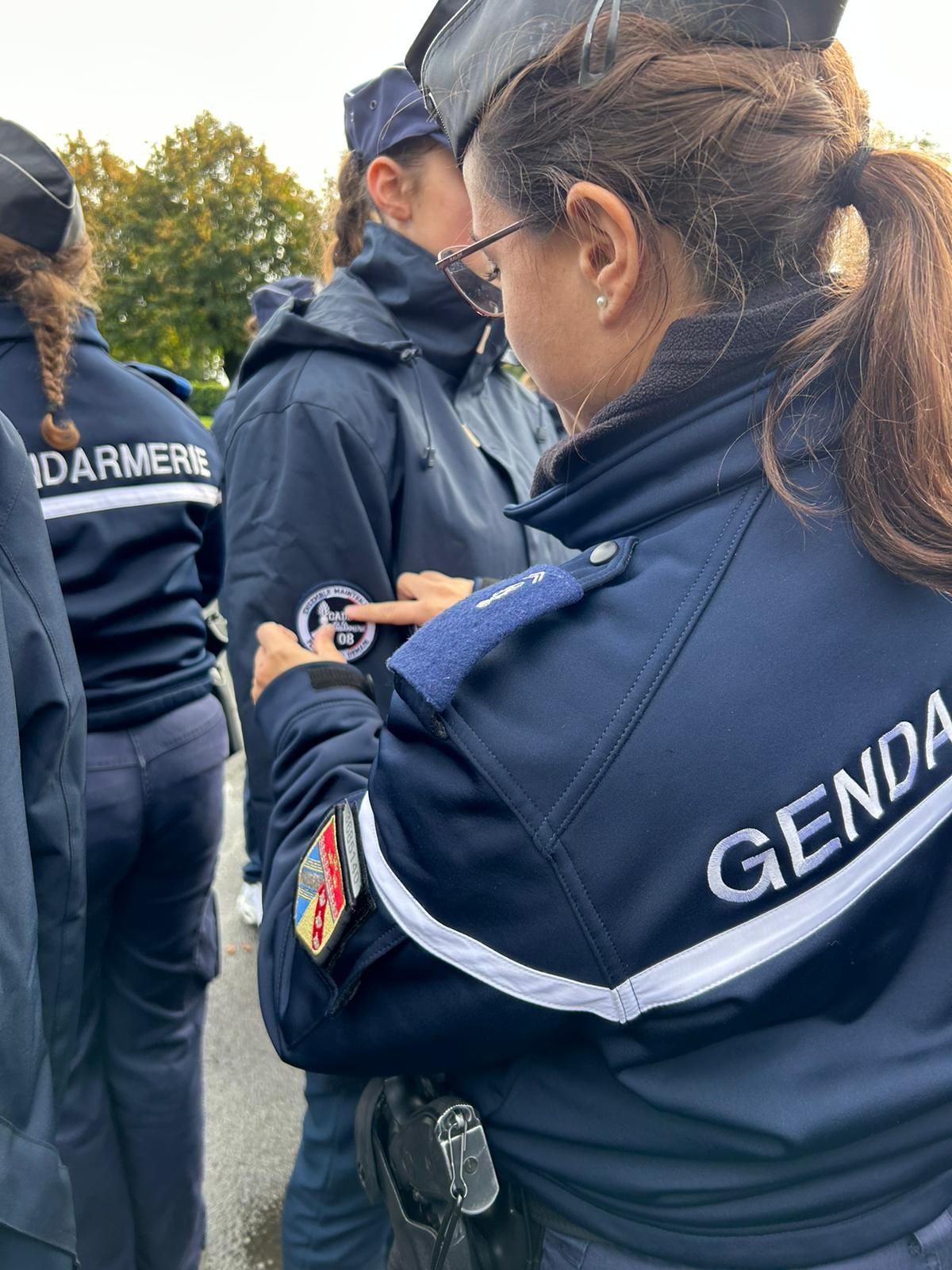 Cadet saluant lors de la cérémonie