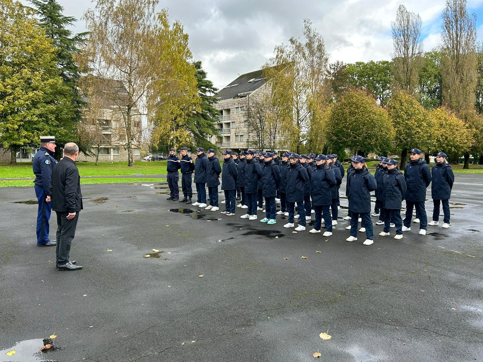 Remise de l'écusson à une cadette