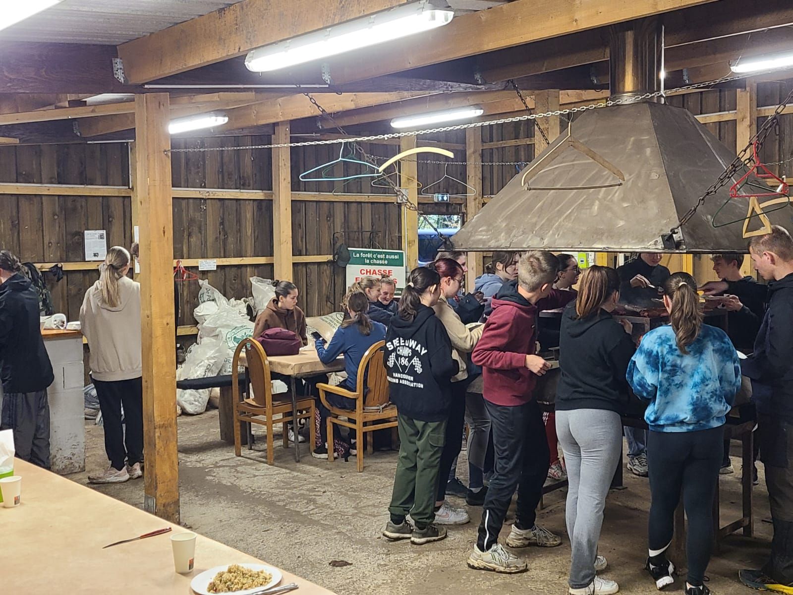 Cadets en pause repas en forêt