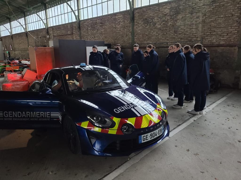 Cadets découvrant une Alpine de la Gendarmerie