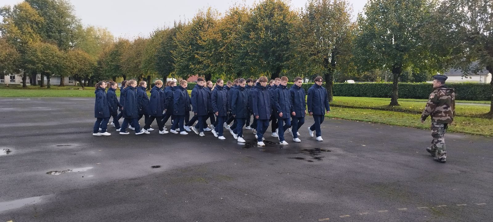 Défilé des cadets encadré par un gendarme