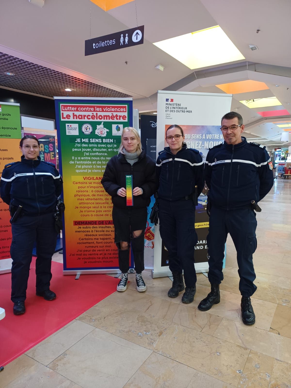 Gendarmes et cadette lors d'un stand d'information